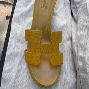 Hermès Oasis Oran Sandals Yellow Leather Size 39 (US 9)